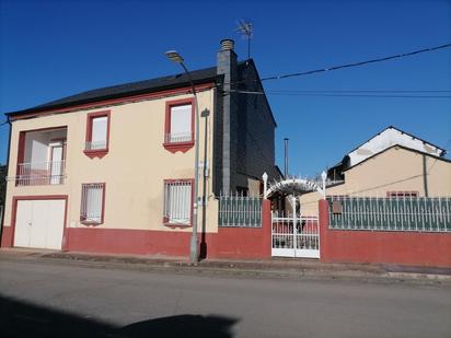 Vista exterior de Finca rústica en venda en Cubillos del Sil amb Calefacció, Jardí privat i Balcó