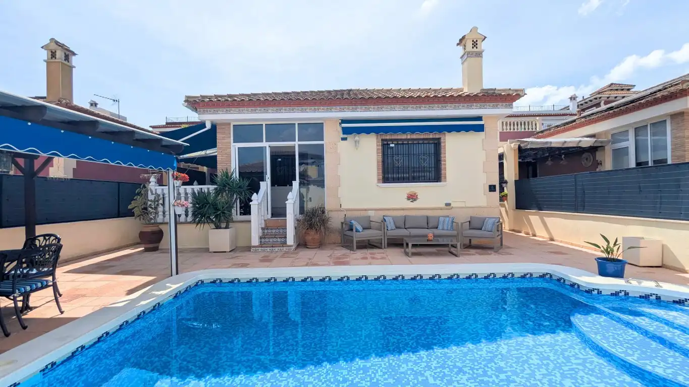 Vista exterior de Casa o chalet en venta en Bigastro con Microondas y Balcón