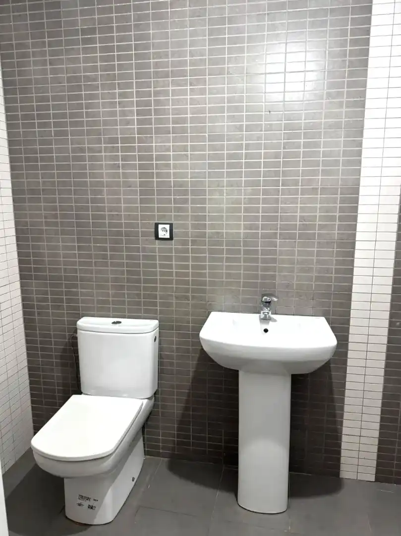 Bathroom of Study for sale in Zaragoza  with Heating and Balcony