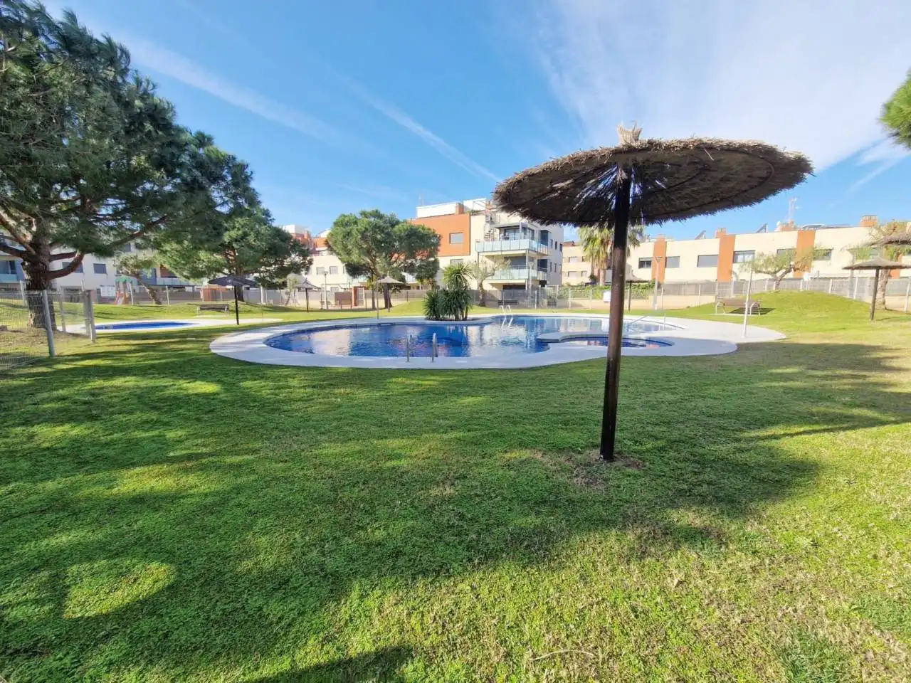 Piscina de Pis de lloguer en Cubelles amb Aire condicionat, Calefacció i Jardí privat