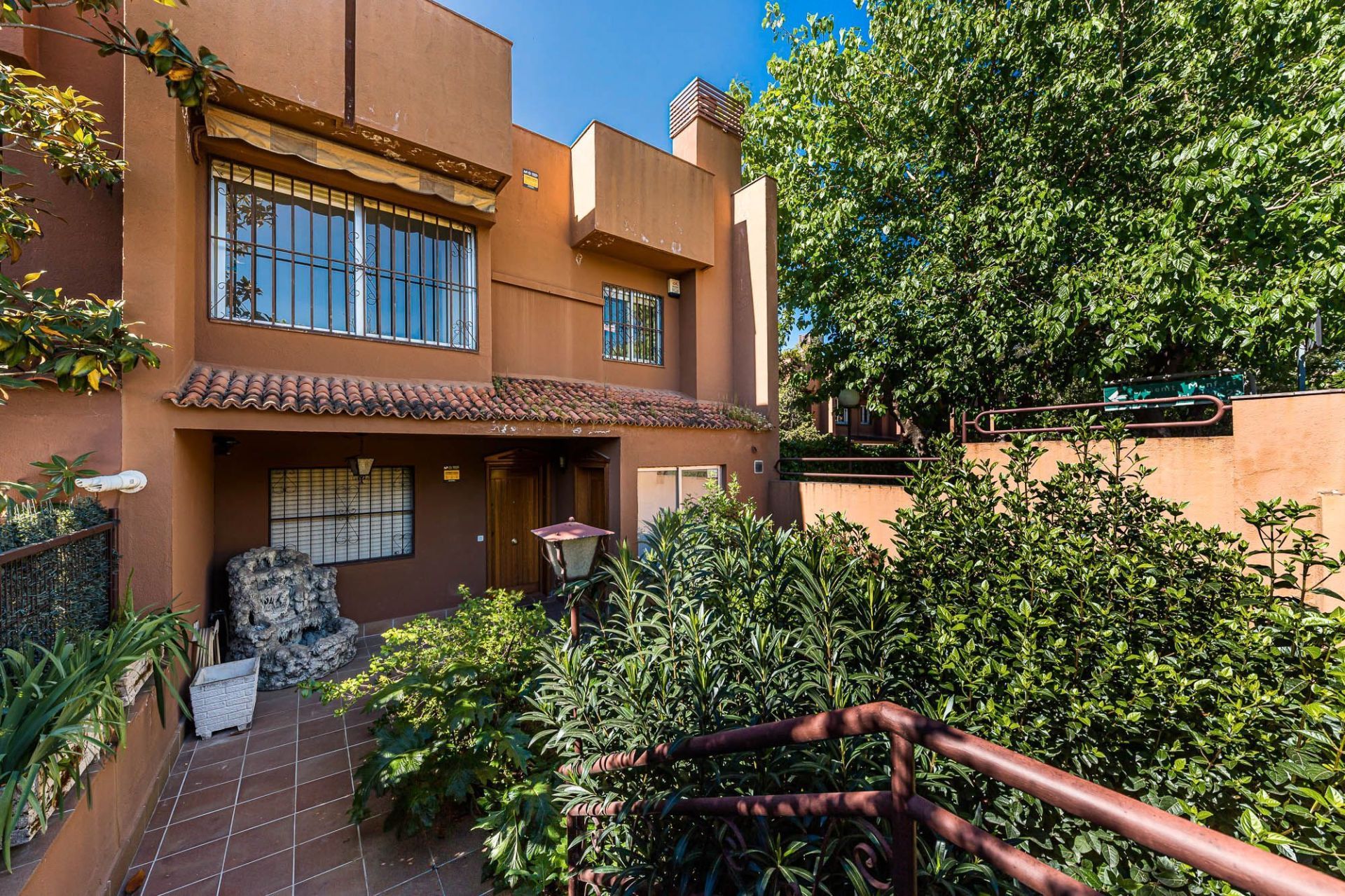Exterior view of Single-family semi-detached for sale in  Madrid Capital  with Air Conditioner and Community pool