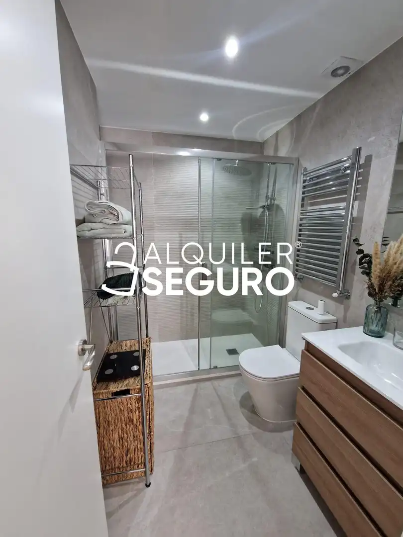 Baño de Piso de alquiler en Madrid con Aire acondicionado, Calefacción y Amueblado