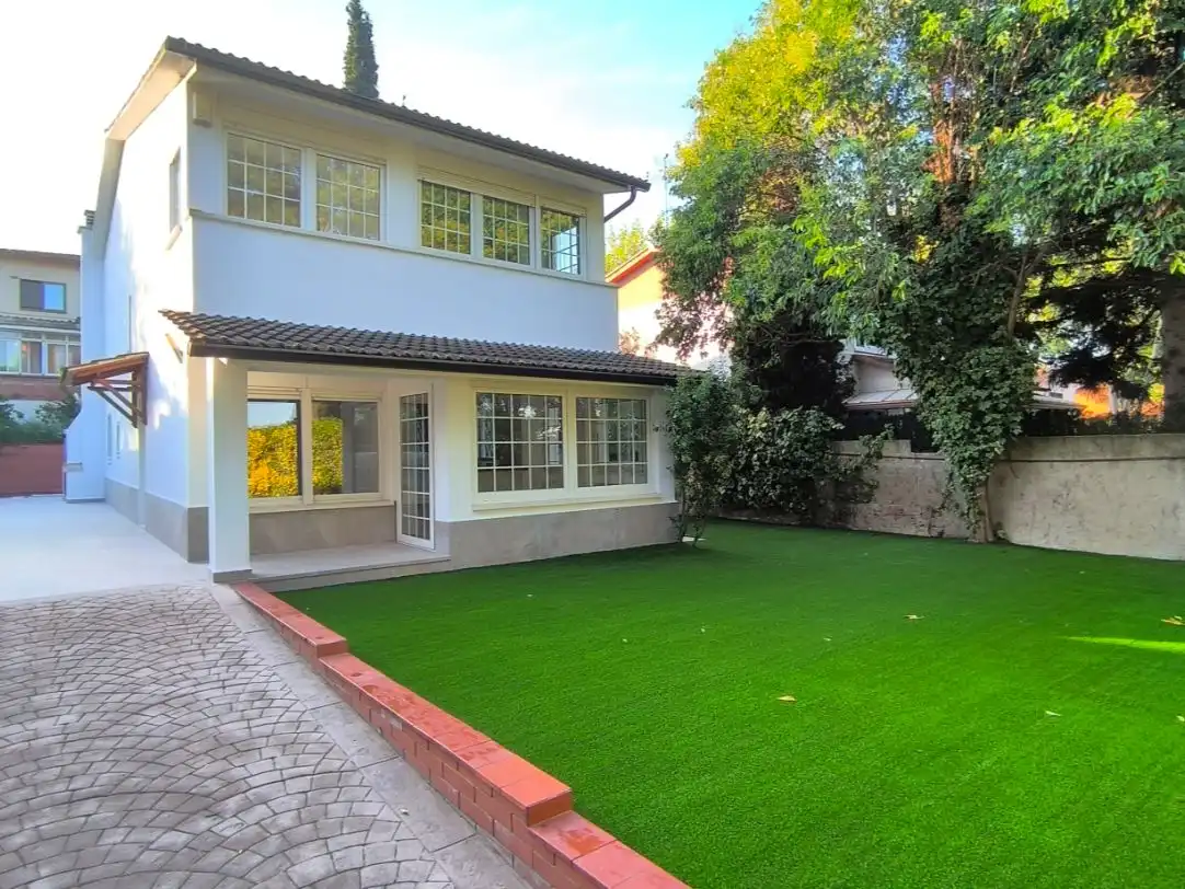 Casa amb piscina en venda a Carrer Guadalajara 27