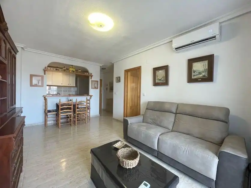 Sala d'estar de Apartament en venda en Torrevieja amb Aire condicionat, Terrassa i Moblat
