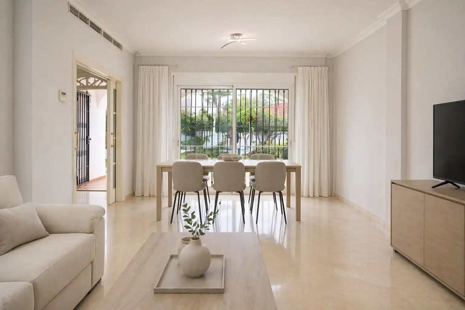 Menjador de Casa o xalet en venda en Fuengirola amb Aire condicionat, Jardí privat i Traster