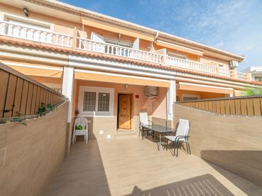 Maison mitoyenne avec balcon à vendre à Santiago de la Ribera