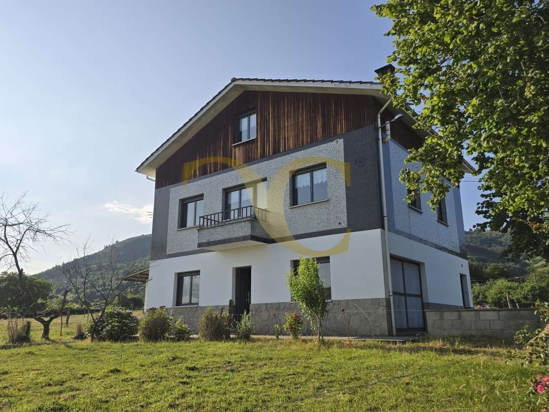 Vista exterior de Casa o chalet en venta en Sariego con Calefacción y Trastero