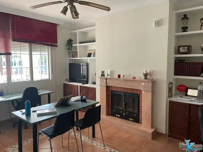 Sala d'estar de Casa o xalet en venda en Linares amb Jardí privat, Piscina i Moblat