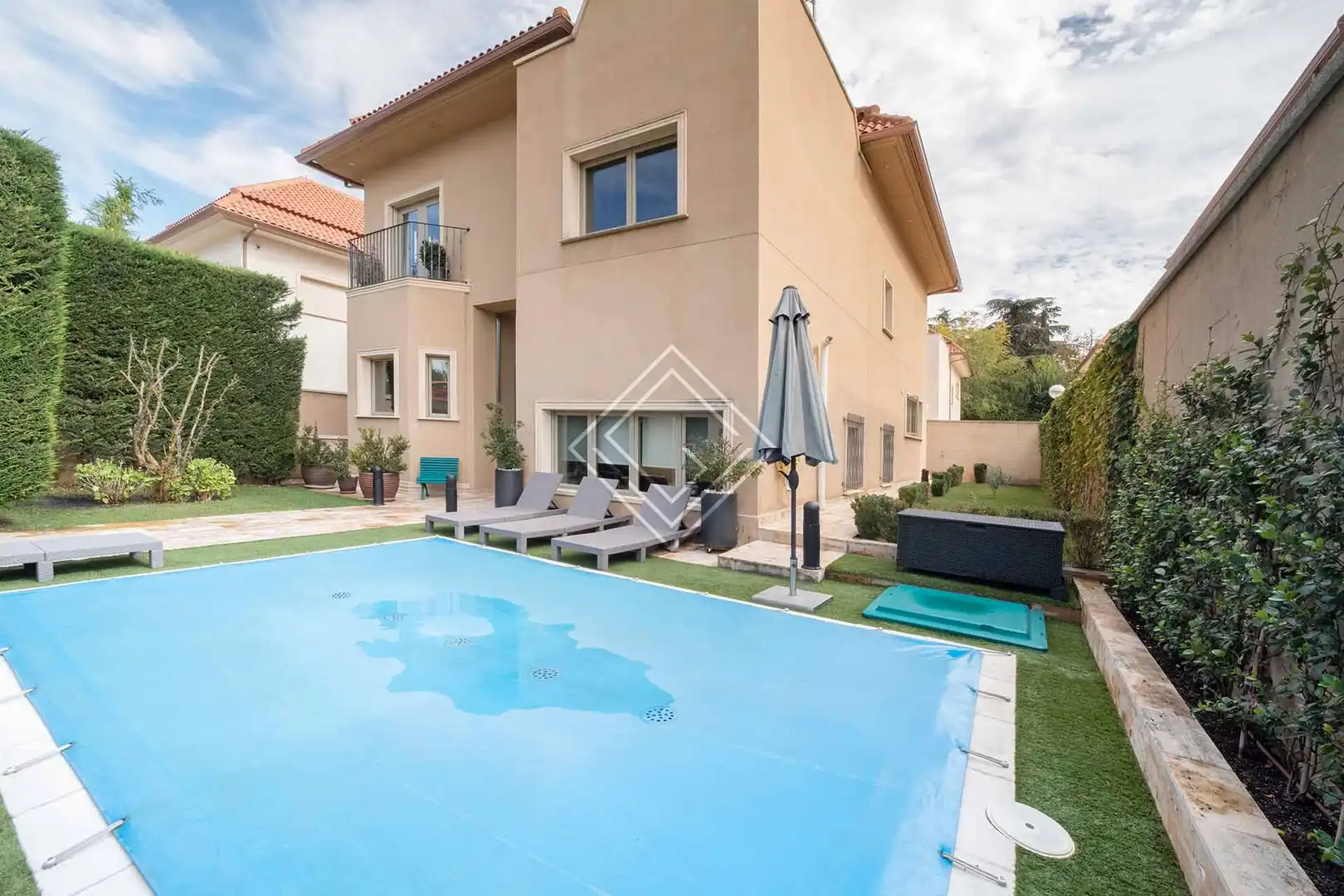 Casa bifamiliare con piscina in vendita a Moncloa - Aravaca