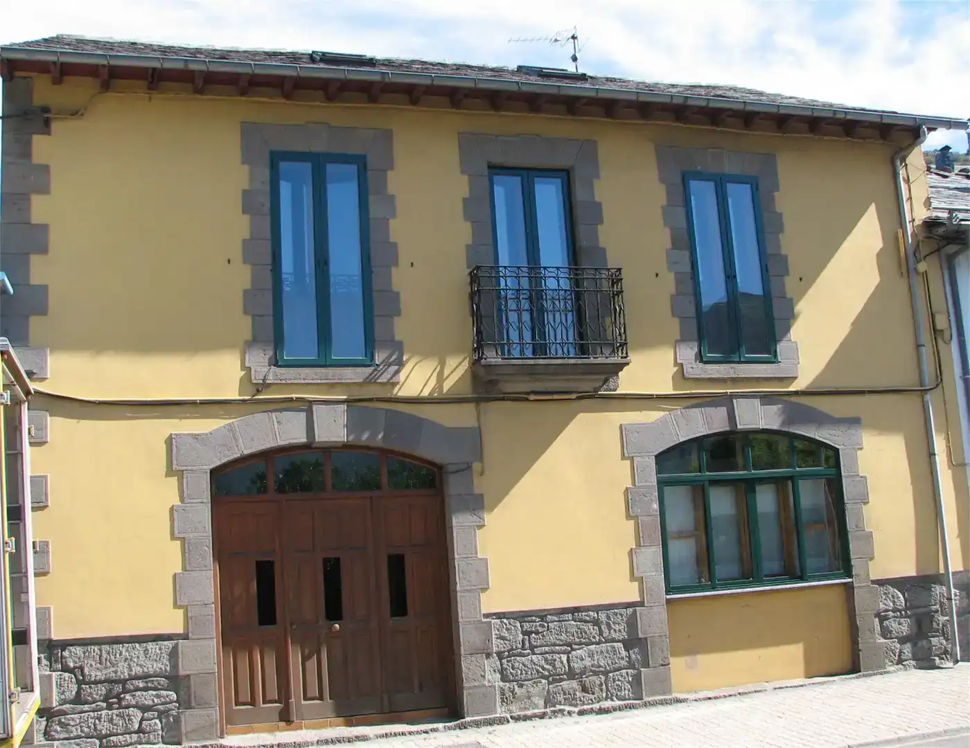 Vista exterior de Casa adosada en venda en Villablino amb Parquet, Moblat i Forn