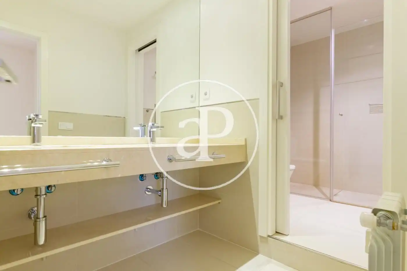 Baño de Piso de alquiler en Madrid con Aire acondicionado, Calefacción y Jardín privado