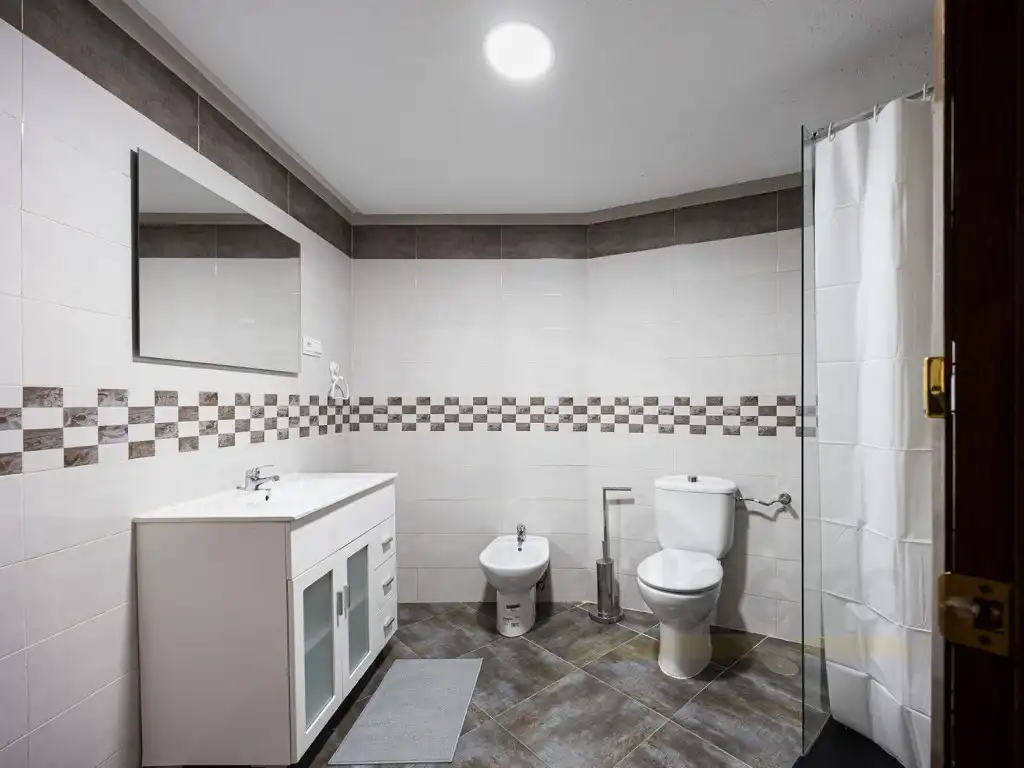 Bathroom of Flat for sale in Madrid