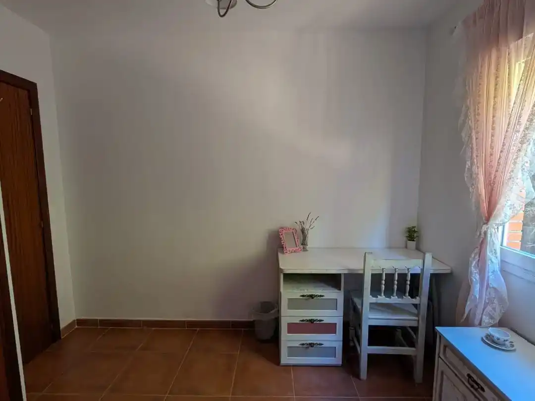 Habitación de Casa o chalet para compartir en Chiloeches con Piscina y Amueblado