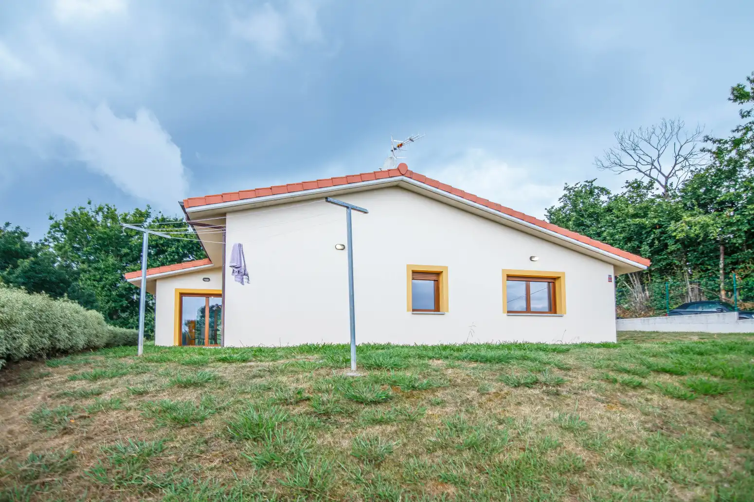 Vista exterior de Casa o xalet en venda en Ribadesella amb Calefacció, Jardí privat i Terrassa