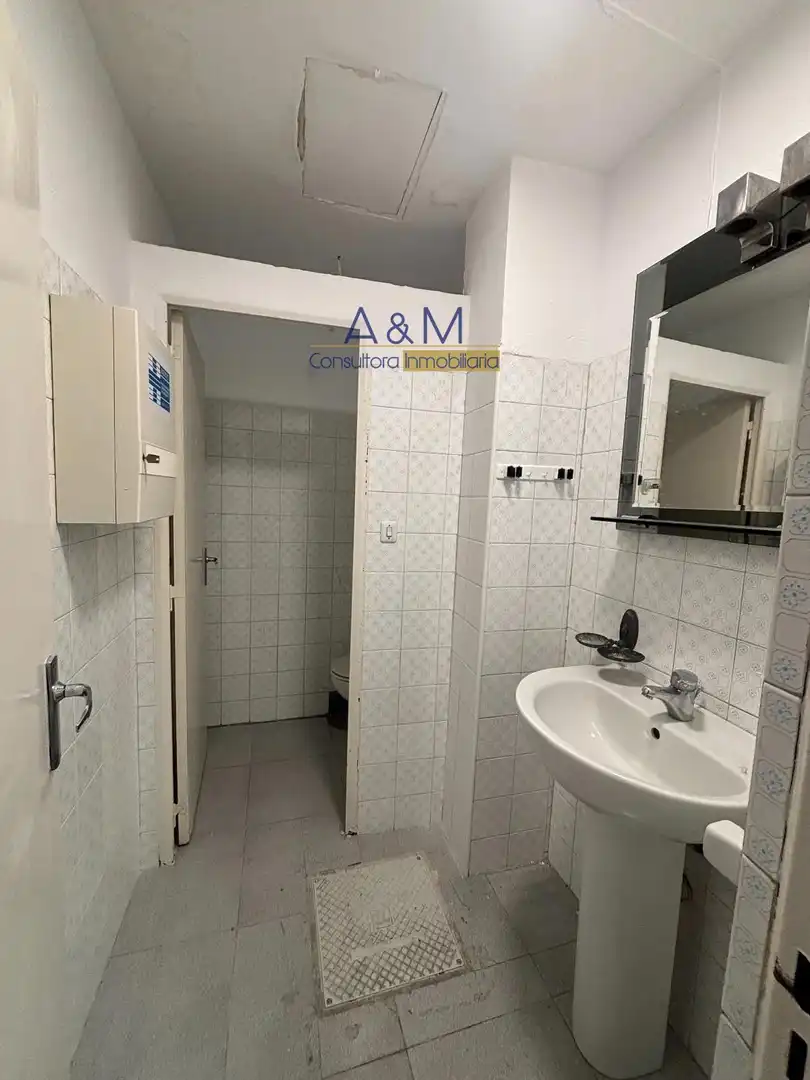 Baño de Local en venta en Valladolid con Aire acondicionado