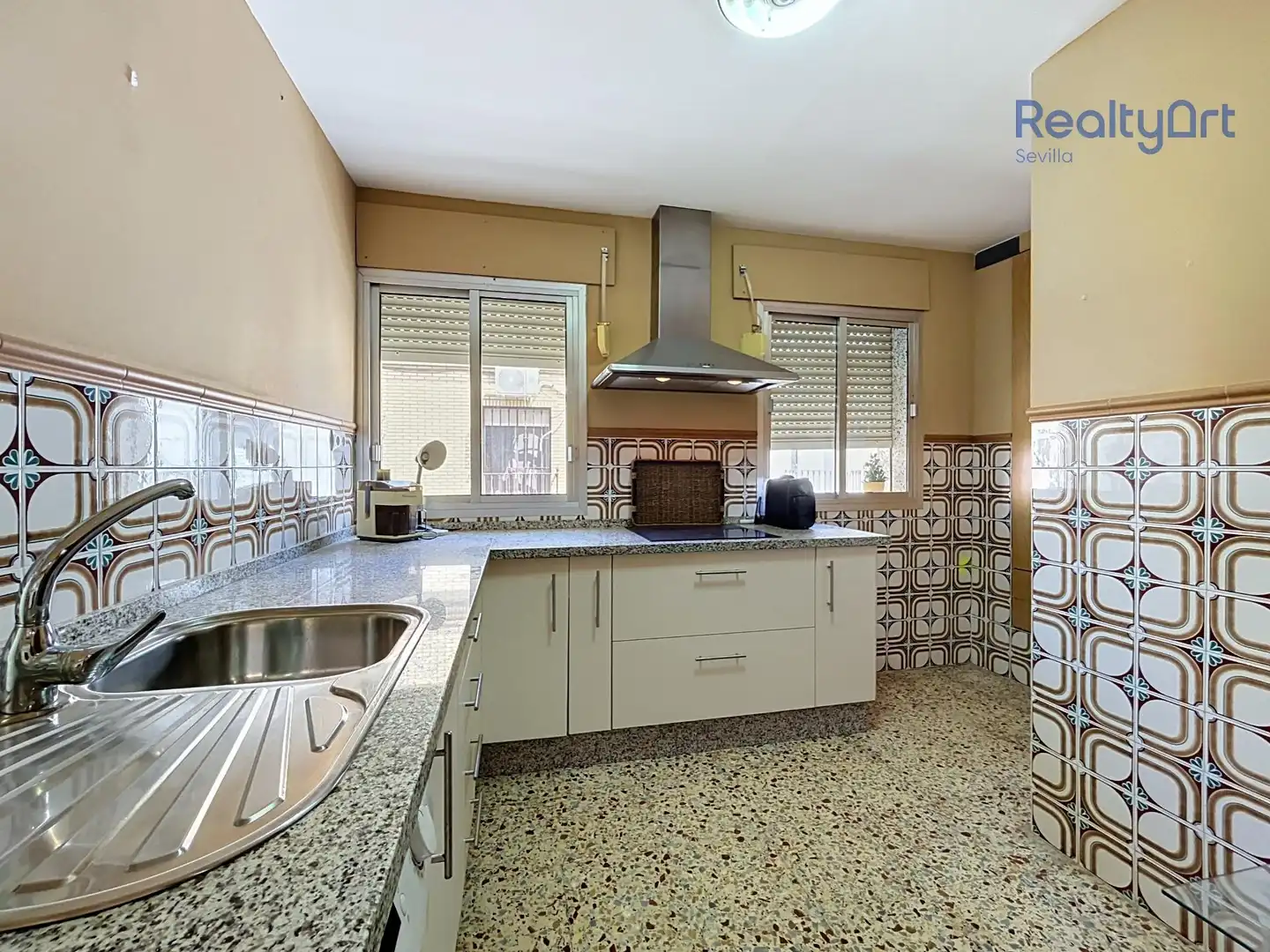 Cuina de Casa o xalet en venda en Sevilla amb Aire condicionat, Terrassa i Balcó