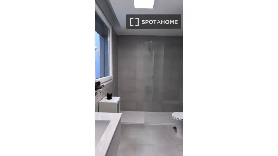 Baño de Piso para compartir en Alcalá de Henares con Aire acondicionado, Calefacción y Amueblado