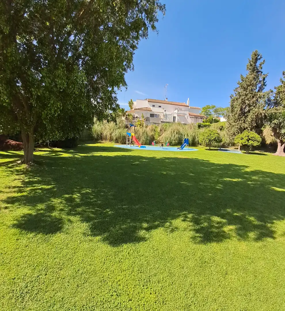 Jardí de Casa adosada de lloguer en Tomares amb Aire condicionat i Piscina