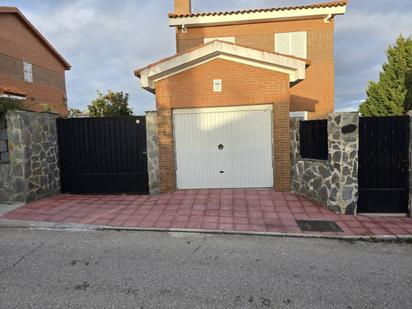 Vista exterior de Casa o xalet en venda en Pioz amb Calefacció i Jardí privat