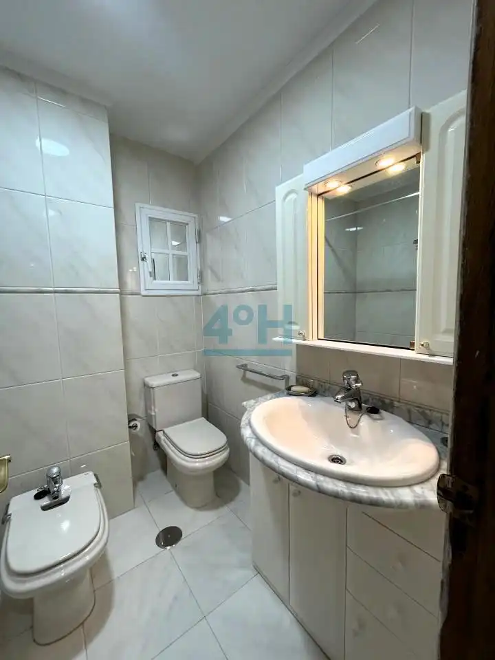 Bathroom of Flat for rent in Ourense Capital   with Heating, Parquet flooring and Balcony