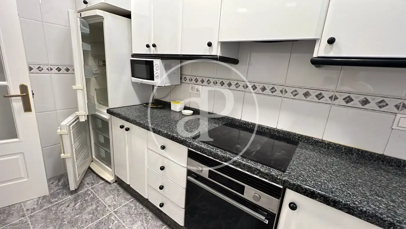 Cuina de Pis de lloguer en Valencia amb Aire condicionat, Calefacció i Moblat