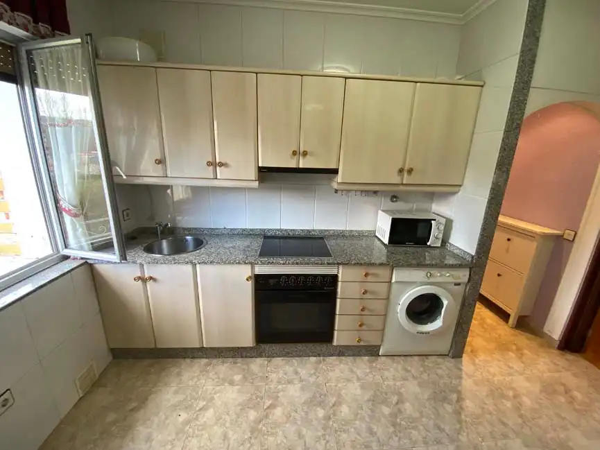 Cocina de Piso de alquiler en San Martín del Rey Aurelio con Calefacción, Amueblado y Horno