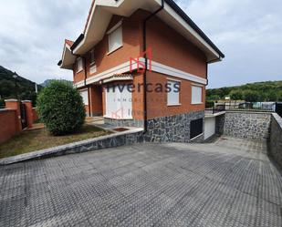 Vista exterior de Casa o xalet en venda en Castro-Urdiales amb Terrassa i Balcó