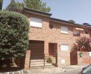 Vista exterior de Casa o xalet de lloguer en Galapagar amb Piscina