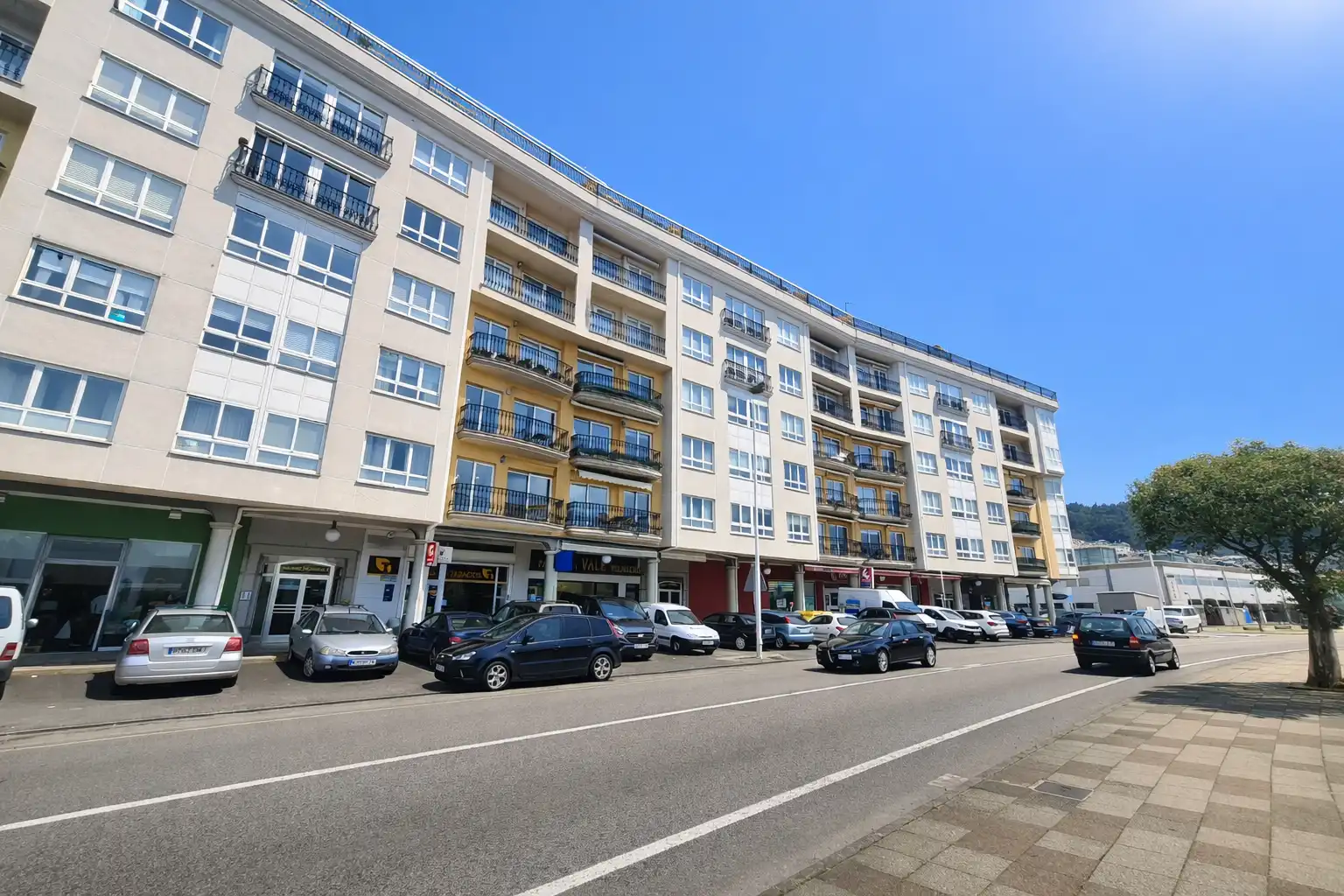 Außenansicht von Wohnung zum Verkauf in Viveiro mit Terrasse, Abstellraum und Balkon