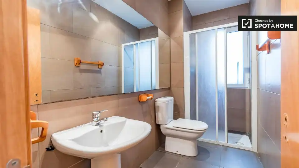 Baño de Piso de alquiler en Valencia con Aire acondicionado, Calefacción y Amueblado
