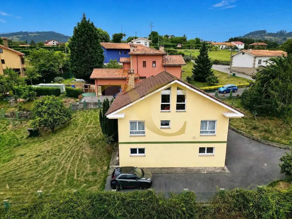 Vista exterior de Casa o xalet en venda en Villaviciosa amb Calefacció, Jardí privat i Terrassa