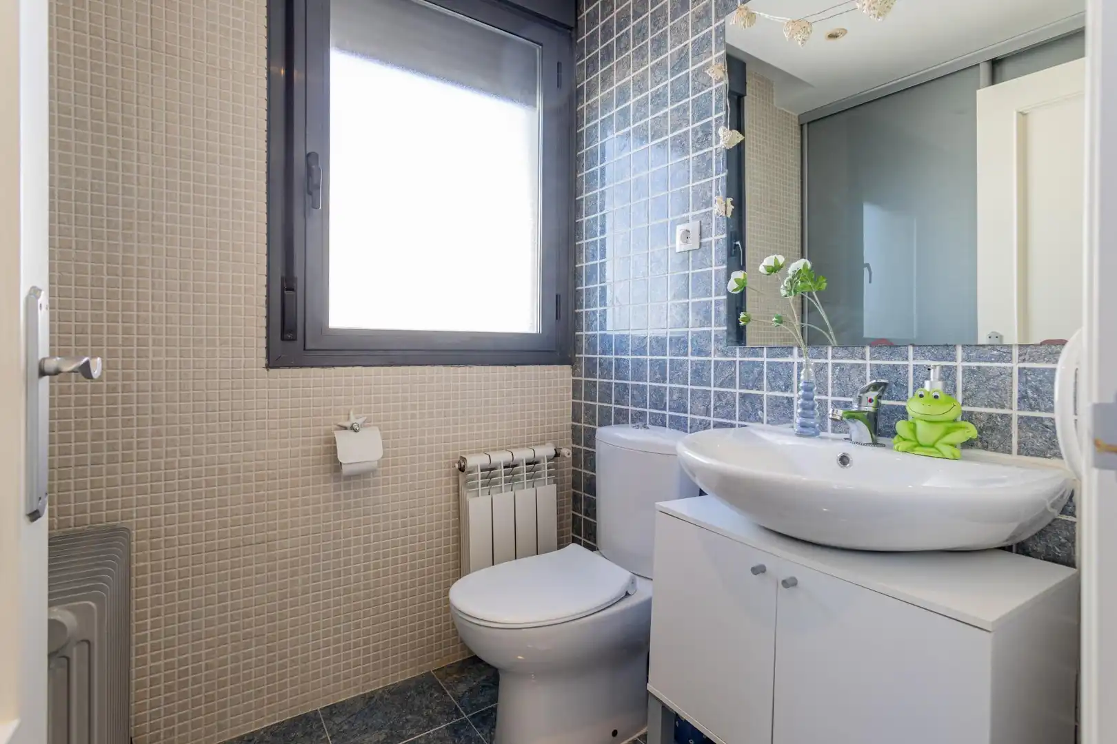 Baño de Casa adosada en venta en Valdemoro con Aire acondicionado, Calefacción y Jardín privado