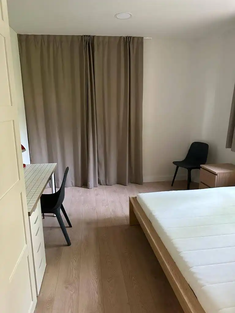 Dormitori de Pis per a compartir en Lleida amb Aire condicionat, Calefacció i Parquet