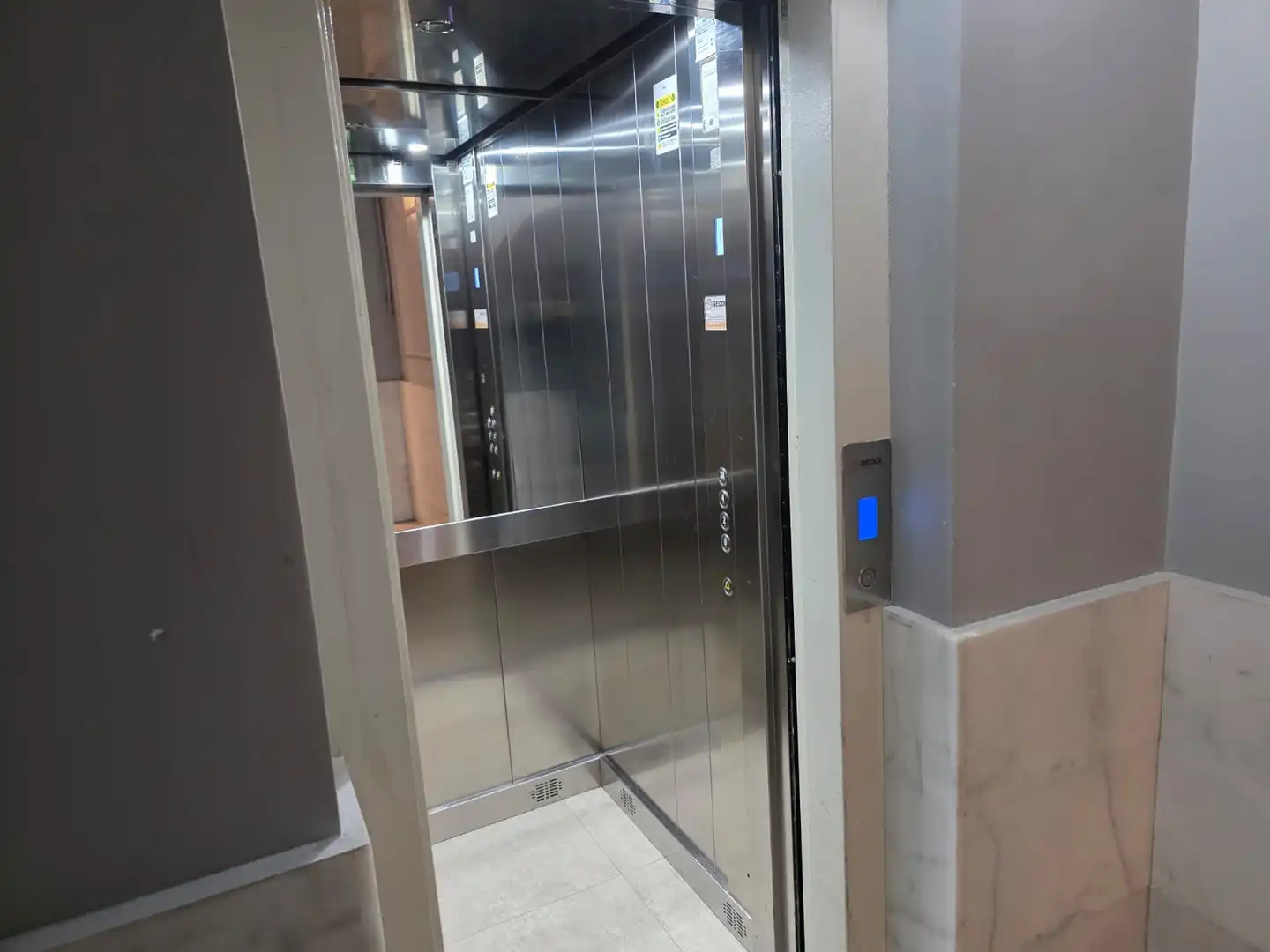 Wohnung zum Verkauf in Barcelona mit Klimaanlage, Parkett und Balkon