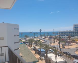 Vista exterior de Apartament de lloguer en Roquetas de Mar amb Aire condicionat, Jardí privat i Terrassa