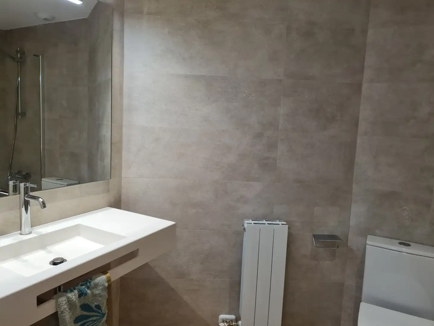 Bany de Pis de lloguer en Girona amb Aire condicionat, Calefacció i Parquet