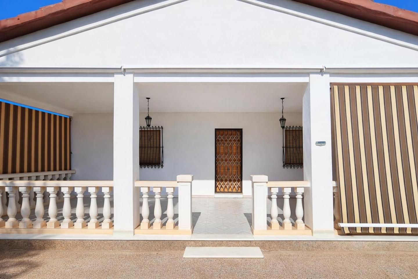 Vista exterior de Casa o xalet en venda en Elche / Elx amb Terrassa, Traster i Moblat