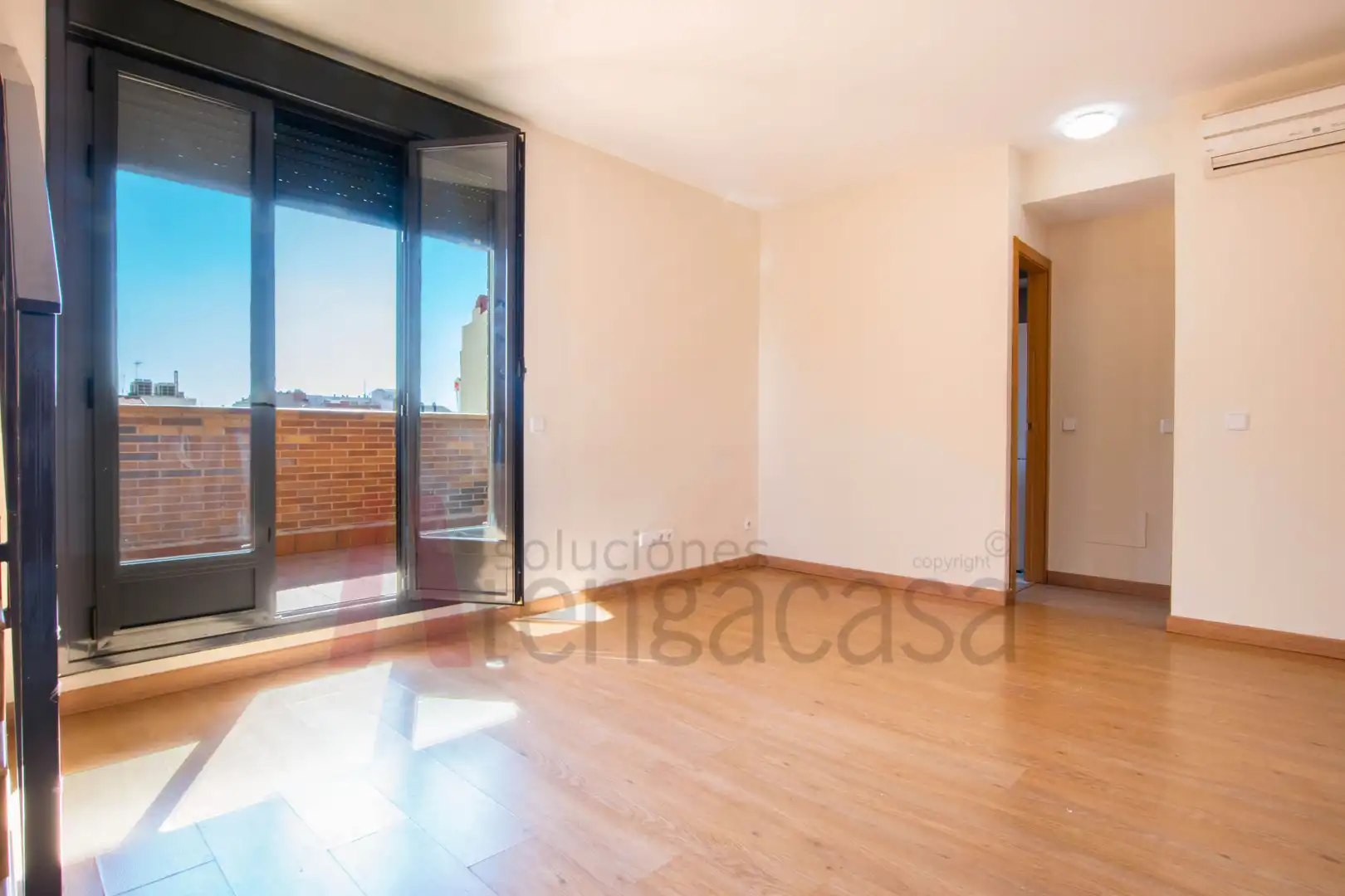 Schlafzimmer von Dachboden zur Miete in Madrid mit Klimaanlage, Heizung und Parkett