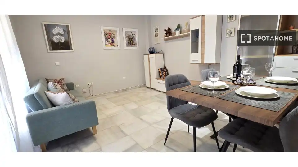 Menjador de Apartament per a compartir en Sevilla amb Aire condicionat, Terrassa i Moblat