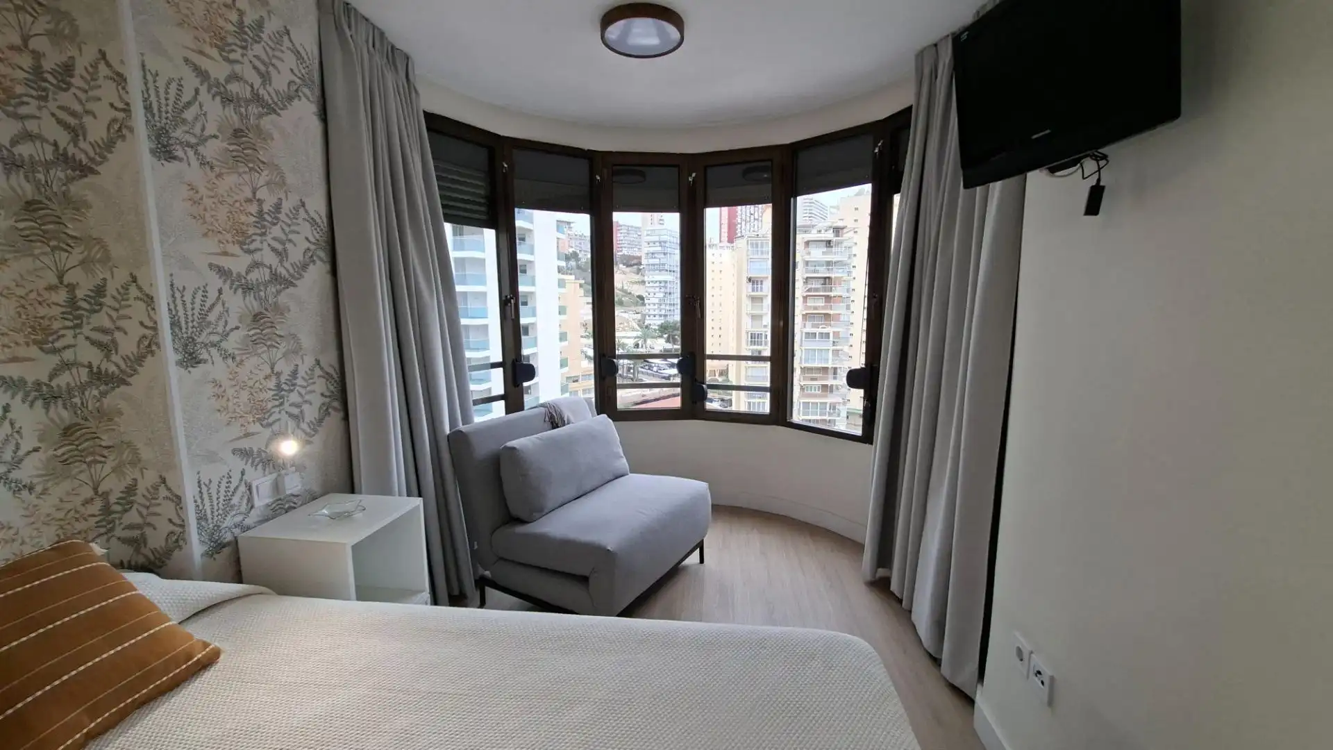 Bedroom of Apartments for sale in Benidorm  with Heating, Furnished and Community pool