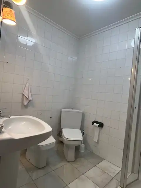 Badezimmer von Wohnung zum Verkauf in Santander mit Heizung, Abstellraum und Ofen