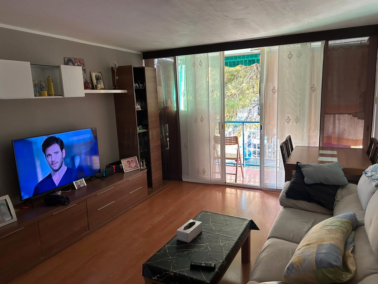 Living room of Flat for sale in L'Hospitalet de Llobregat  with Furnished and Balcony