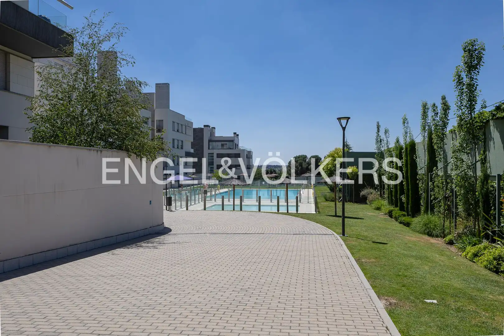 Swimming pool of Duplexes for sale in Madrid  with Air Conditioner, Heating and Private garden