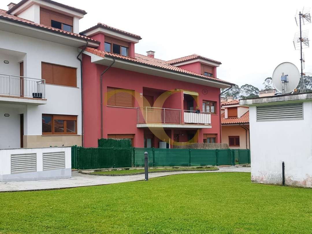 Vista exterior de Apartament en venda en Llanes amb Calefacció i Traster