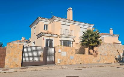 Vista exterior de Casa o xalet en venda en Vélez-Málaga amb Jardí privat i Terrassa