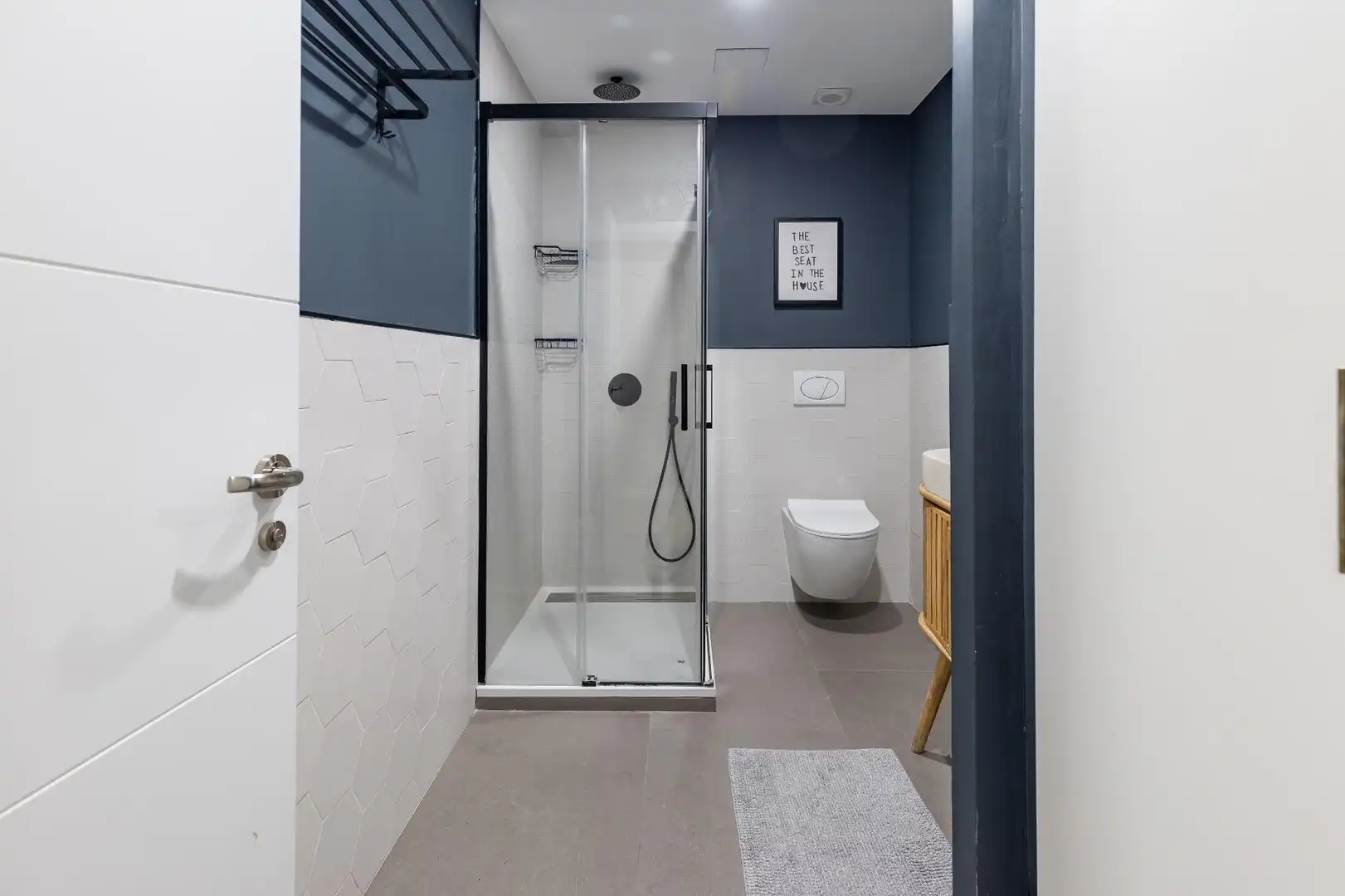 Bathroom of Flat for sale in Valencia  with Air Conditioner, Heating and Storage room
