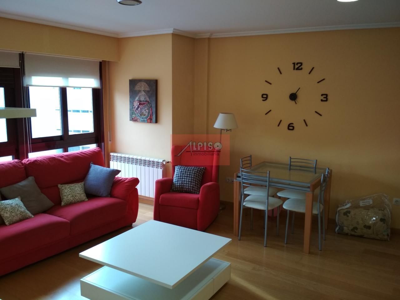 Sala d'estar de Dúplex de lloguer en Ourense Capital  amb Calefacció, Parquet i Moblat