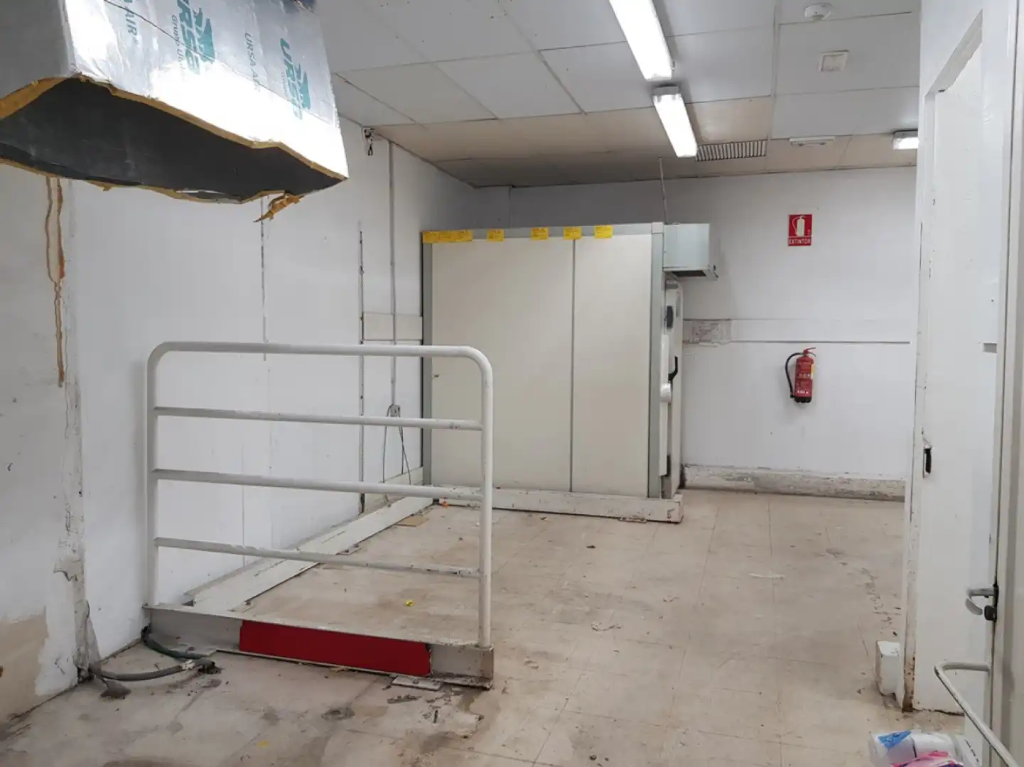 Aparcament de Local de lloguer en Los Corrales de Buelna  amb Aire condicionat