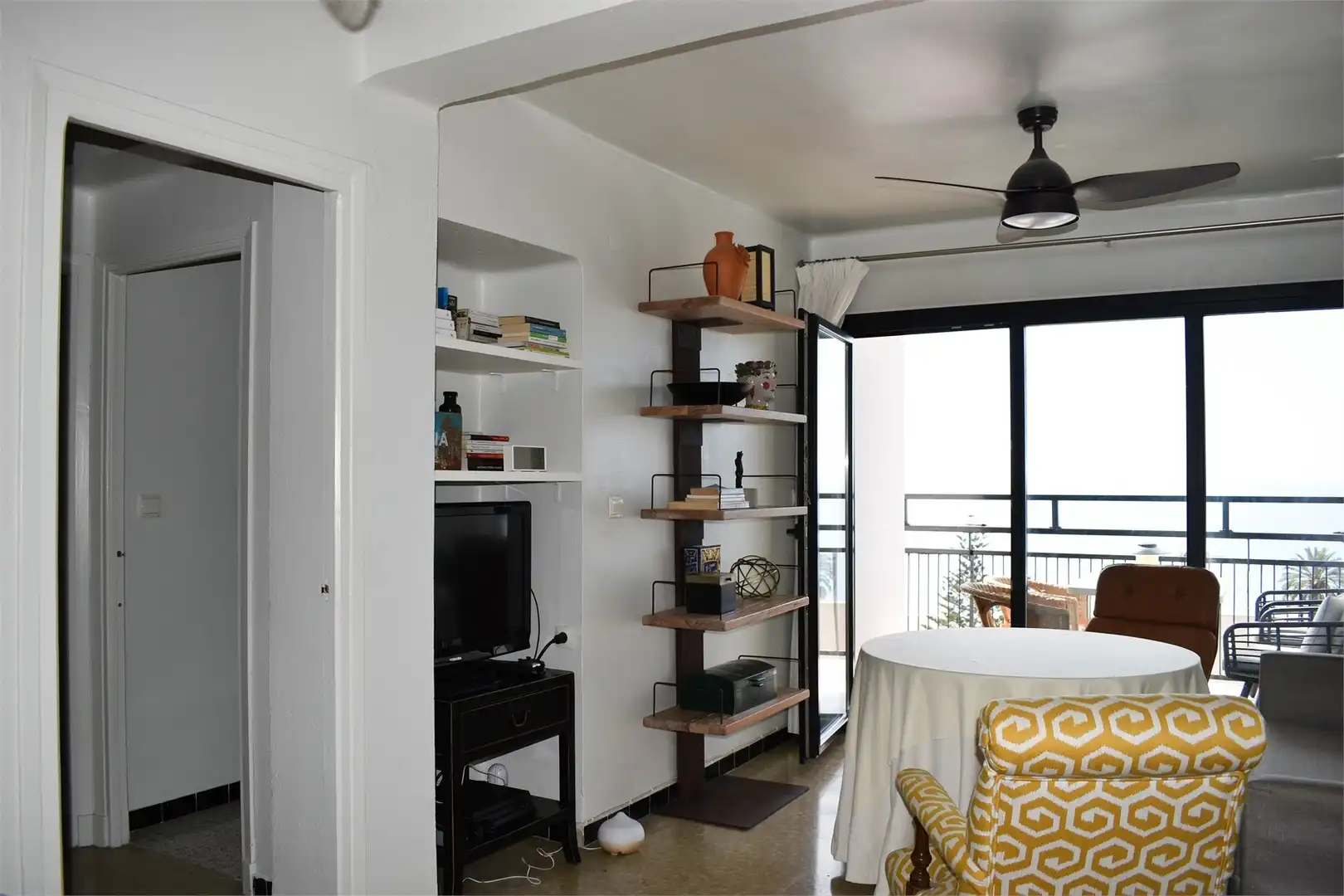 Living room of Flat for sale in Vélez-Málaga  with Terrace and Furnished