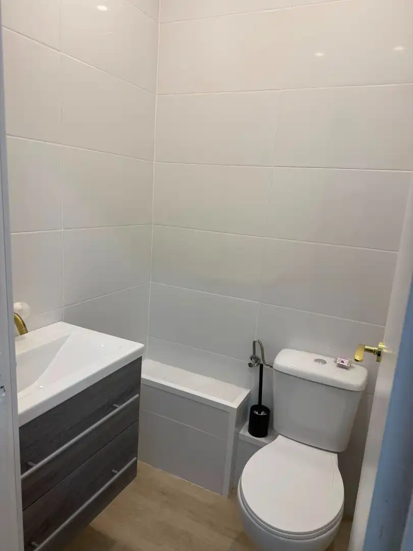 Badezimmer von Geschaftsraum zur Miete in Tarragona mit Parkett